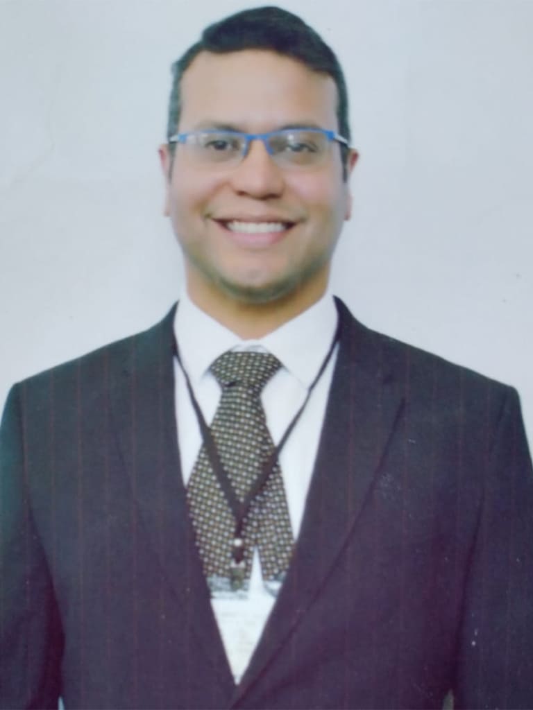 dr-bruno-florez-especialista-en-dermatologia-y-medicina-capilar.jpg
